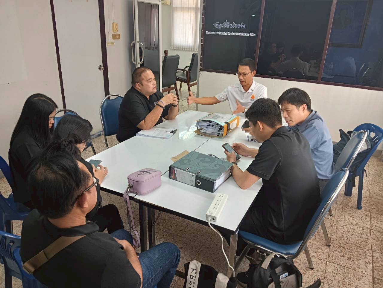 title - สำนักกฎหมาย มอบหมายเจ้าหน้าที่ให้การสนับสนุนข้อมูลและให้คำปรึกษาด้านกฎหมายและแนวทางปฏิบัติกรณีร้องขอความเป็นธรรมในพื้นที่เขตปฏิรูปที่ดินจังหวัดกาญจนบุรี